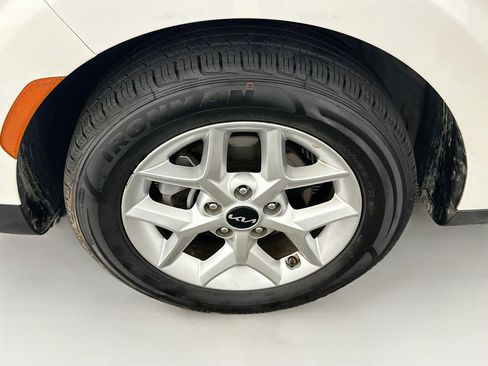 Used 2025 Kia Soul LX w/ LX Technology Package FWD image 11