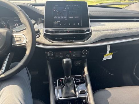 Used 2025 Jeep Compass Latitude AWD/4WD image 35