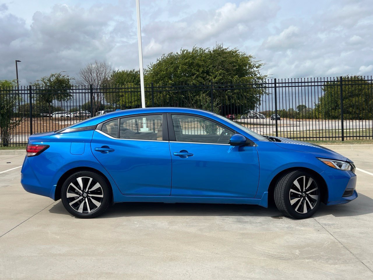 Used 2023 Nissan Sentra SV w/ SV Premium Package FWD image 3