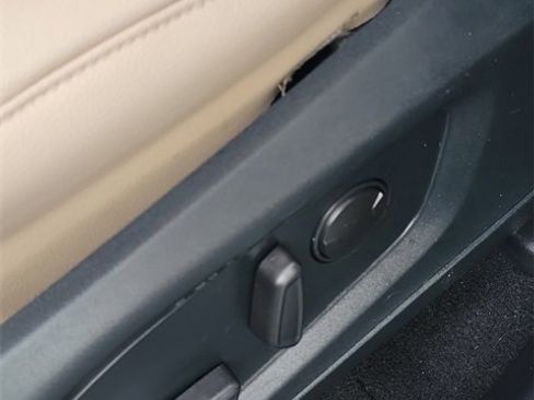 Used 2021 Ford Explorer XLT w/ Equipment Group 202A image 7