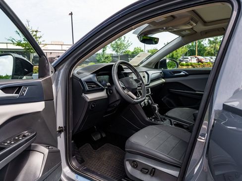 Used 2023 Volkswagen Taos SE w/ Panoramic Sunroof Package FWD image 17