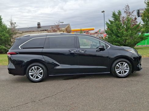Certified 2024 Toyota Sienna Limited image 7