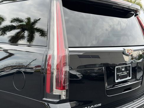 Used 2016 Cadillac Escalade ESV Premium image 9
