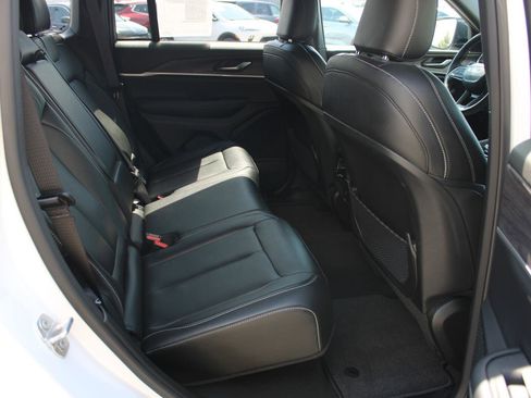 Used 2024 Jeep Grand Cherokee Limited image 25