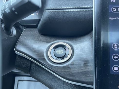 Used 2023 Jeep Grand Cherokee Limited w/ Luxury Tech Group II image 18