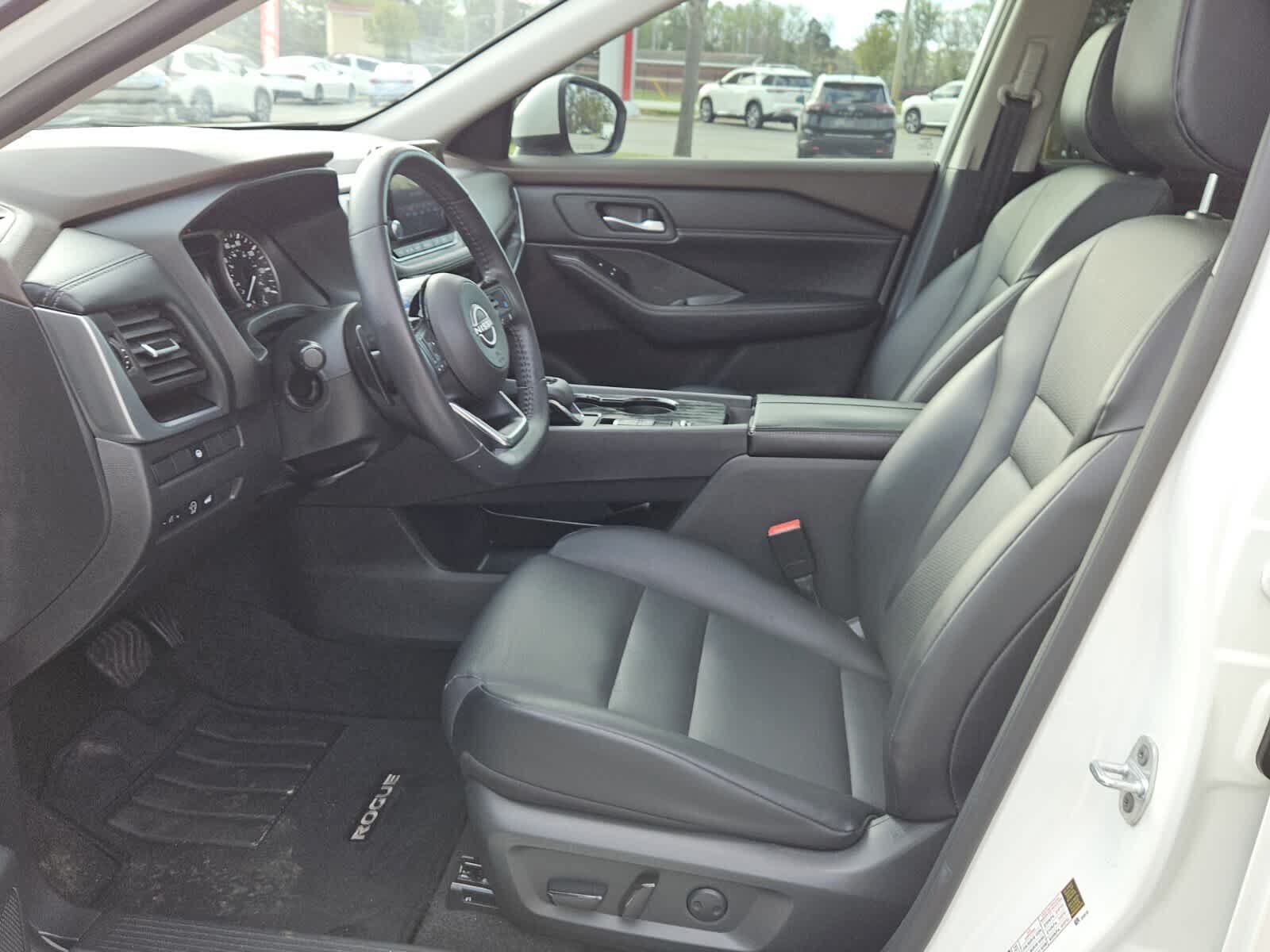 Used 2023 Nissan Rogue SV w/ SV Premium B Package FWD image 3