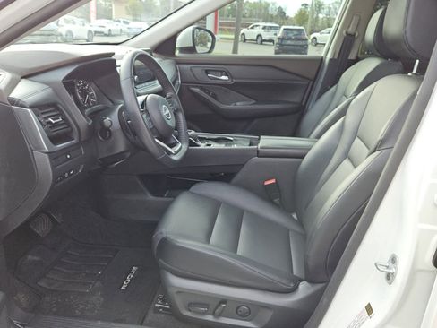 Used 2023 Nissan Rogue SV w/ SV Premium B Package image 3