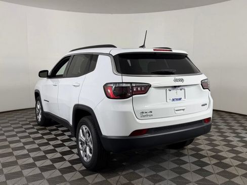 Used 2025 Jeep Compass Latitude AWD/4WD image 6