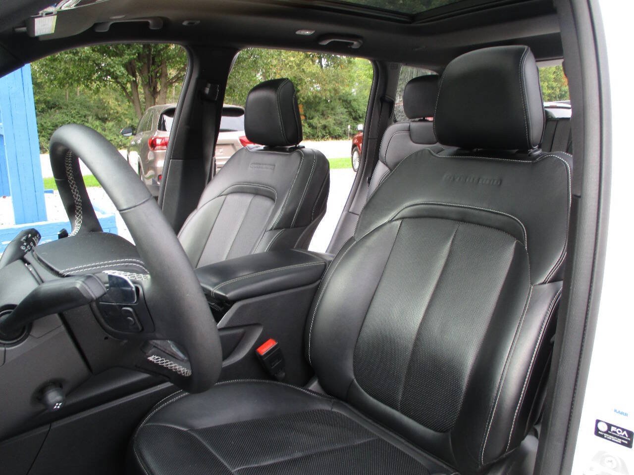 Used 2023 Jeep Grand Cherokee Overland AWD/4WD image 22