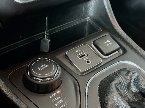 Used 2019 Jeep Cherokee Latitude w/ Popular Appearance Group AWD/4WD image 25
