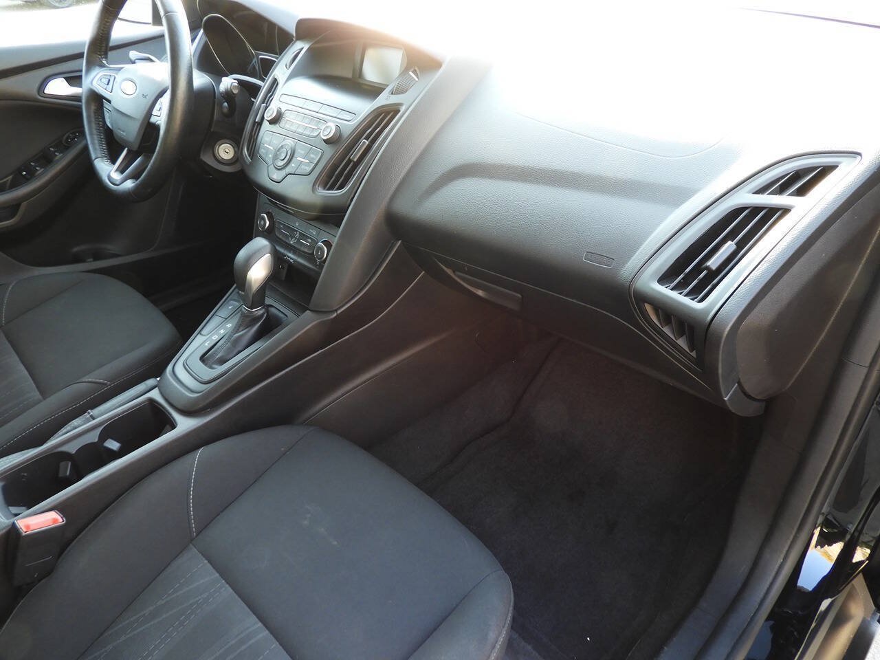 Used 2018 Ford Focus SE w/ Cold Weather Package FWD image 29