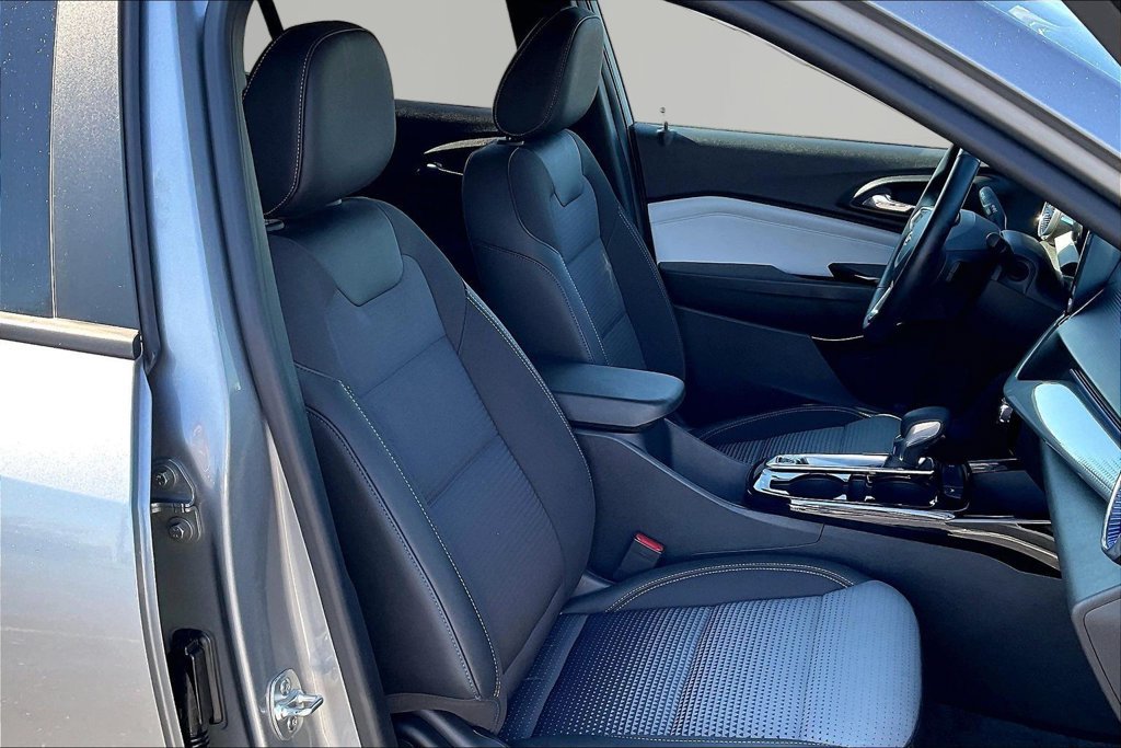 Used 2025 Chevrolet Trax LT w/ Driver Confidence Package FWD image 30