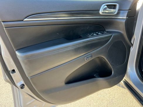 Used 2019 Jeep Grand Cherokee Limited image 18