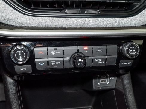 Used 2024 Jeep Compass Latitude AWD/4WD image 16