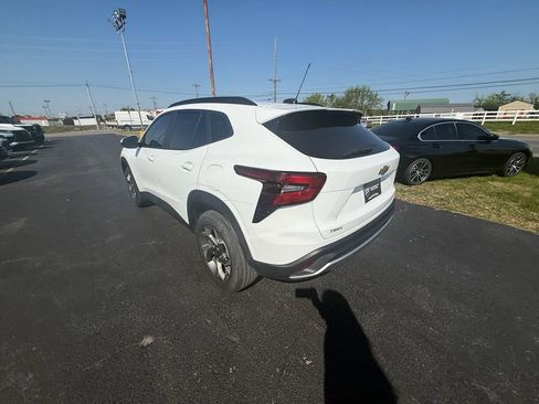 Used 2025 Chevrolet Trax LT w/ Sunroof Package image 6