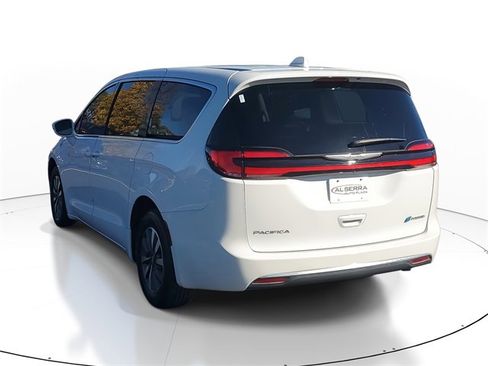 Used 2022 Chrysler Pacifica Touring-L image 3