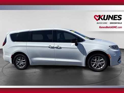 Used 2025 Chrysler Pacifica Select FWD image 5
