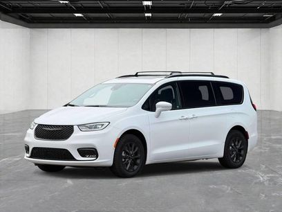 Used 2022 Chrysler Pacifica Touring-L w/ Uconnect Theater Family Group