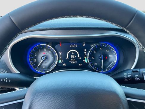 Used 2025 Chrysler Pacifica Select image 10