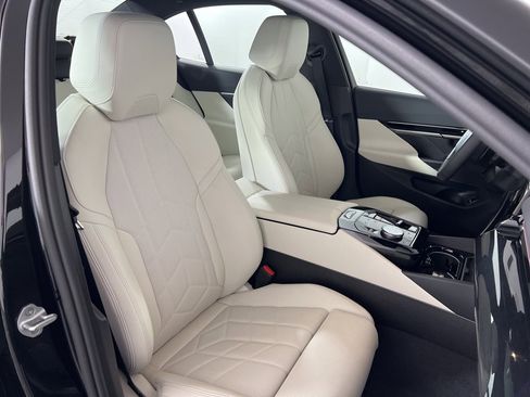 Used 2025 BMW 530i xDrive w/ Premium Package image 23