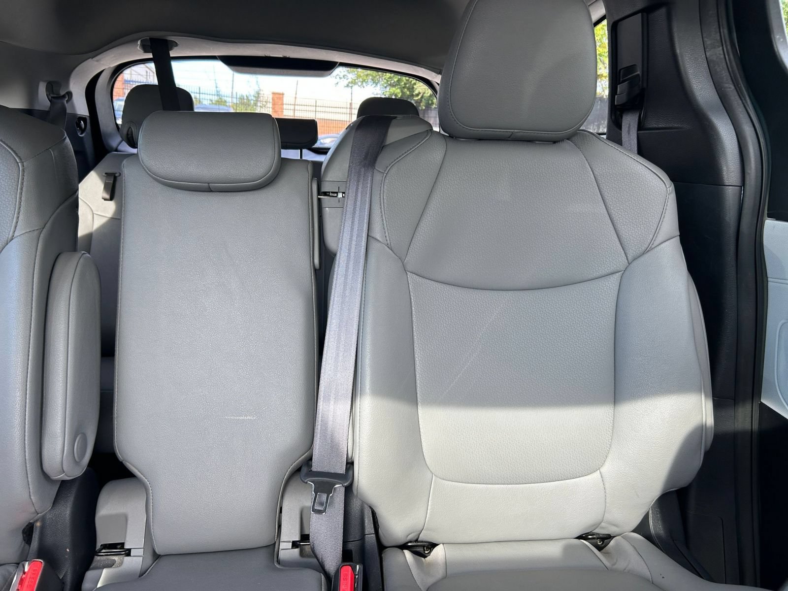 Used 2025 Toyota Sienna XLE FWD image 34