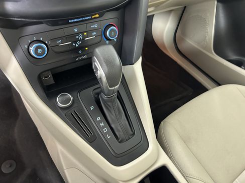 Used 2017 Ford Focus SE FWD image 18