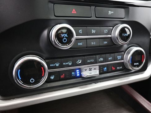 Used 2022 Ford Expedition Limited image 18