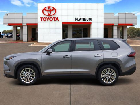 Used 2025 Toyota Grand Highlander AWD image 3