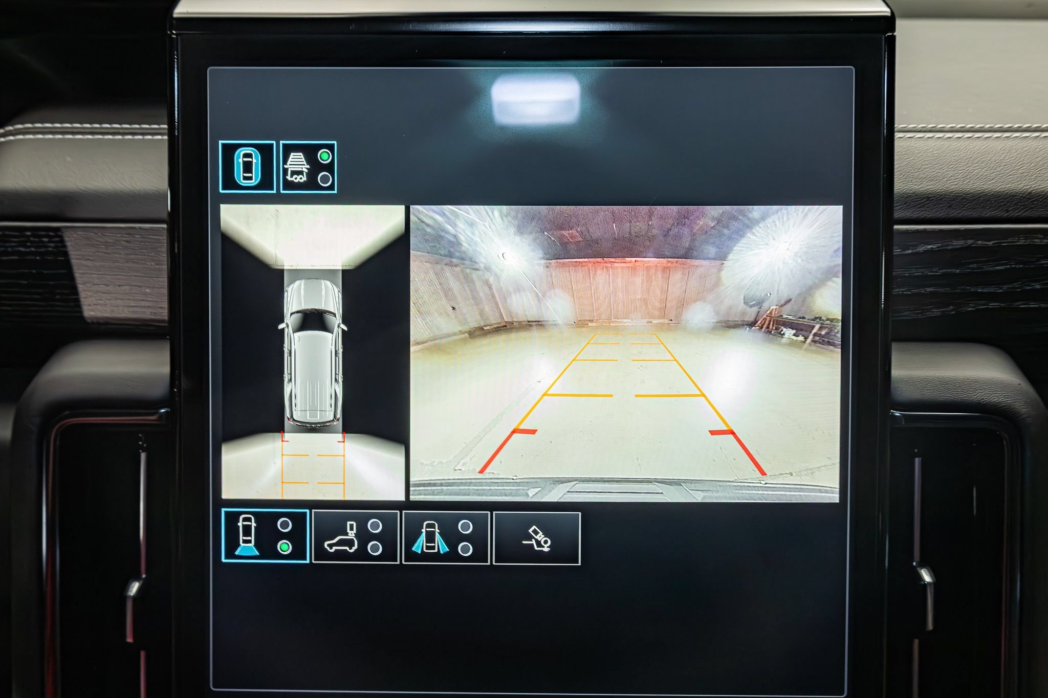 Used 2025 GMC Yukon AT4 Ultimate w/ LPO, Illumination Package AWD/4WD image 19