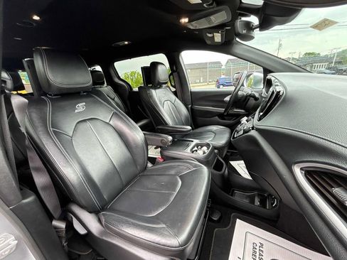 Used 2021 Chrysler Pacifica Touring-L w/ Uconnect Theater Family Group FWD image 34