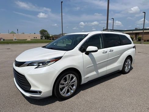 Used 2021 Toyota Sienna Platinum FWD image 2