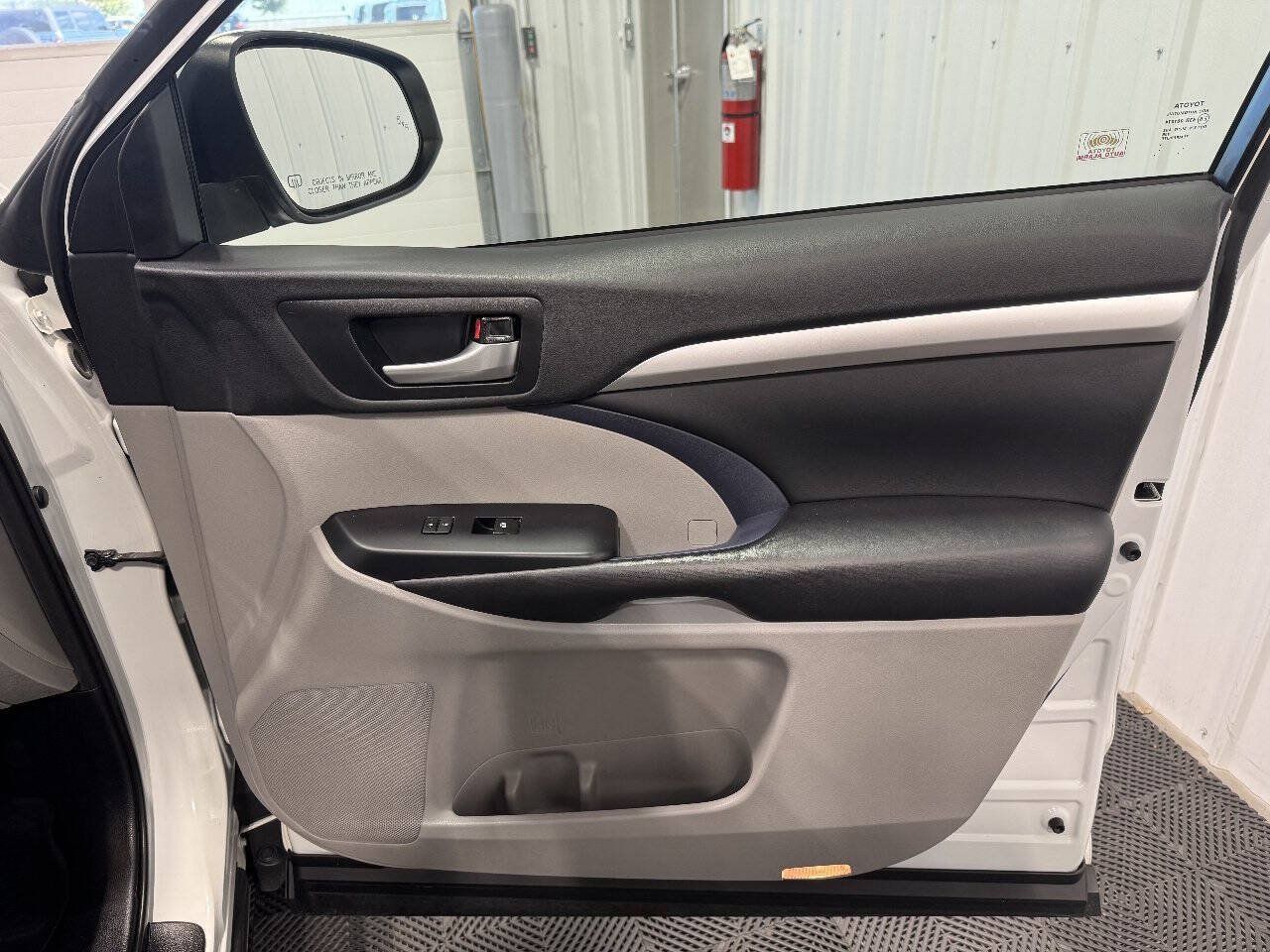 Used 2019 Toyota Highlander XLE AWD/4WD image 18