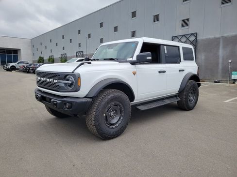New 2025 Ford Bronco Badlands image 2