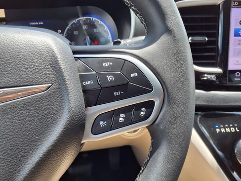 Used 2023 Chrysler Pacifica Touring-L FWD image 17