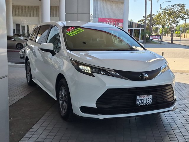Certified 2026 Toyota Sienna LE FWD image 3