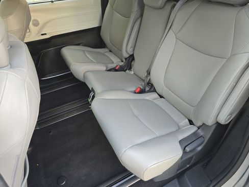 Used 2025 Toyota Sienna XLE image 22
