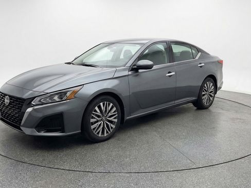 Used 2025 Nissan Altima 2.5 SV FWD image 3