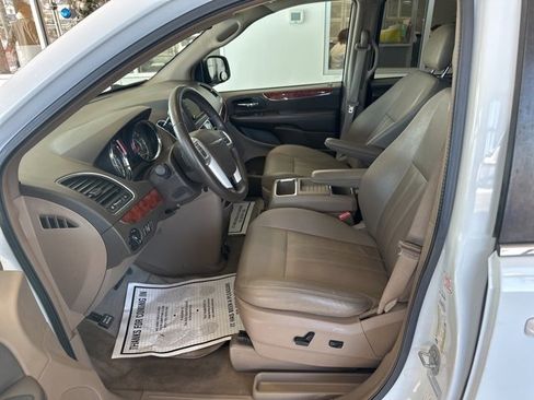 Used 2016 Chrysler Town & Country Touring image 8