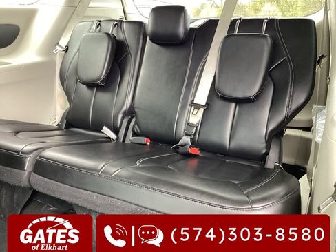 Used 2023 Chrysler Pacifica Touring-L FWD image 16