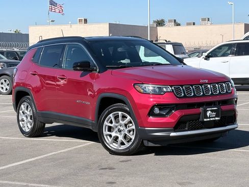 Used 2025 Jeep Compass Limited AWD/4WD image 2