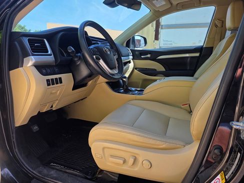Used 2019 Toyota Highlander XLE AWD/4WD image 12