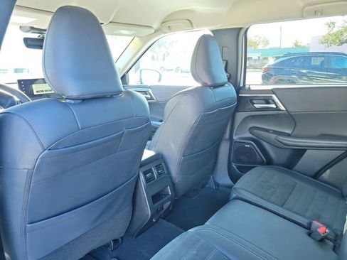Used 2025 Mitsubishi Outlander SE image 16