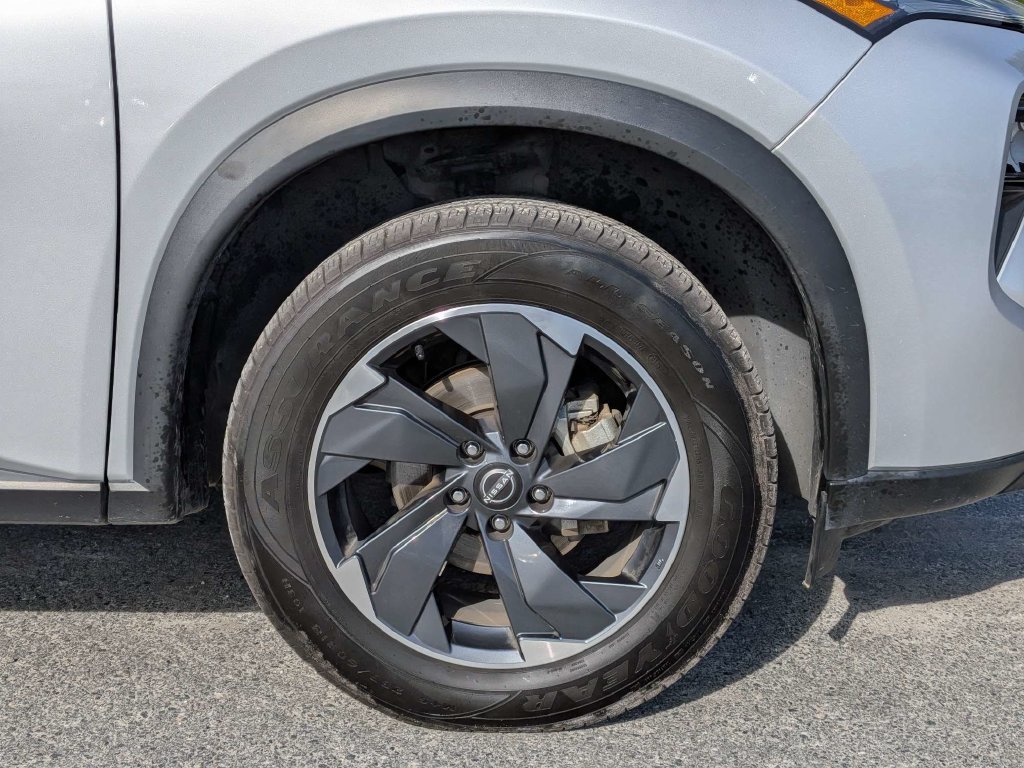 Used 2025 Nissan Rogue SV FWD image 11