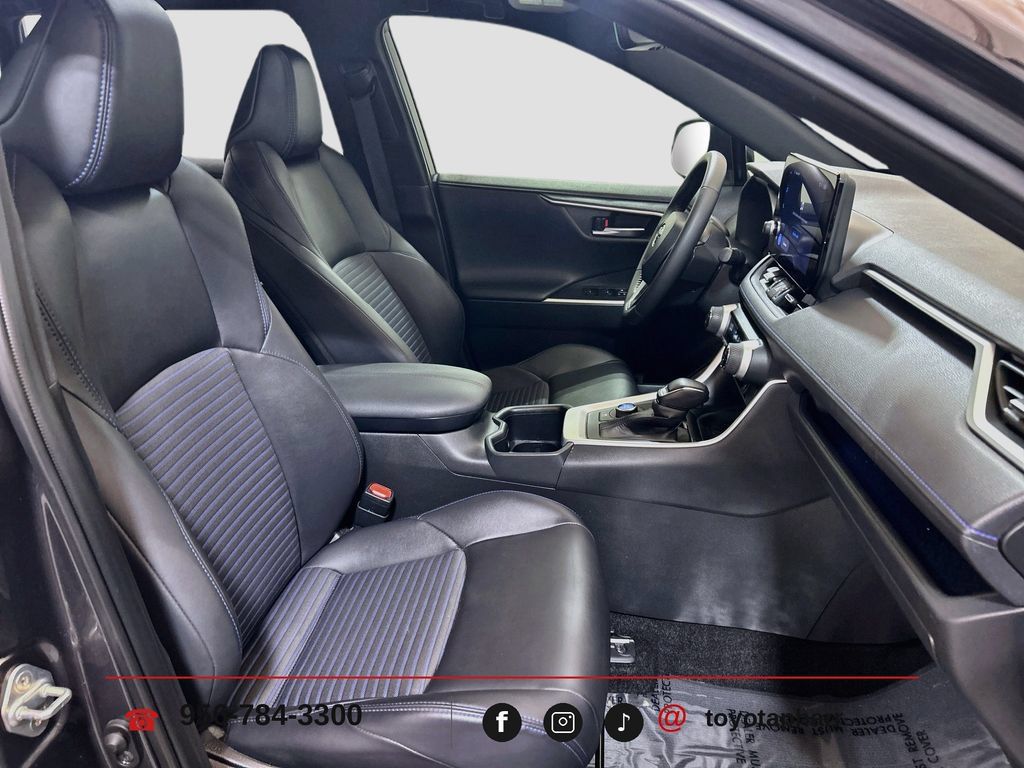 Used 2025 Toyota RAV4 XSE AWD/4WD image 27