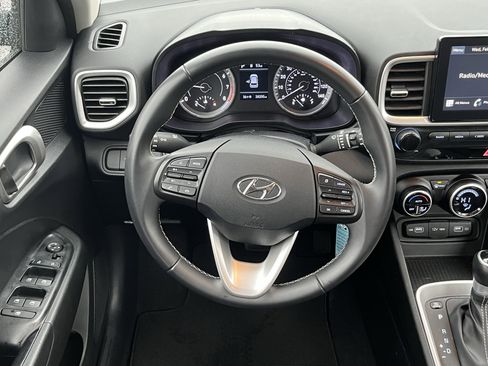 Used 2022 Hyundai Venue SEL image 12