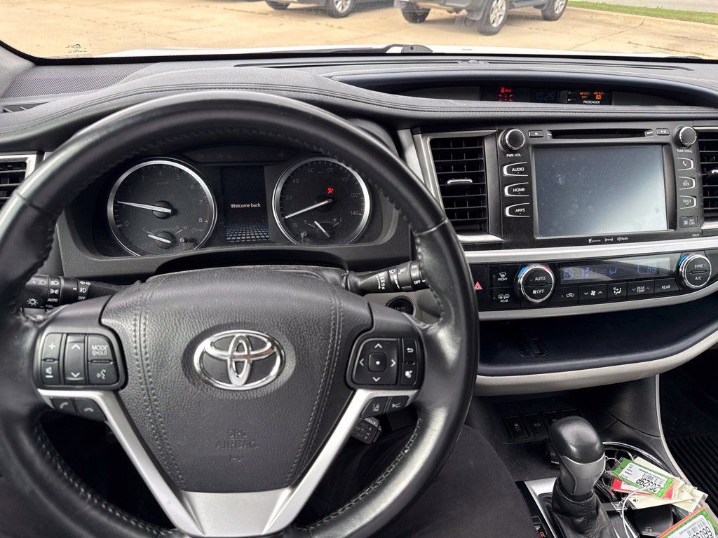 Used 2017 Toyota Highlander XLE AWD/4WD image 18