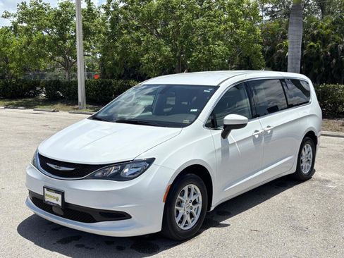Used 2021 Chrysler Voyager LX image 1