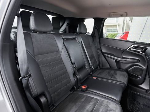 Used 2024 Mitsubishi Outlander SE image 28