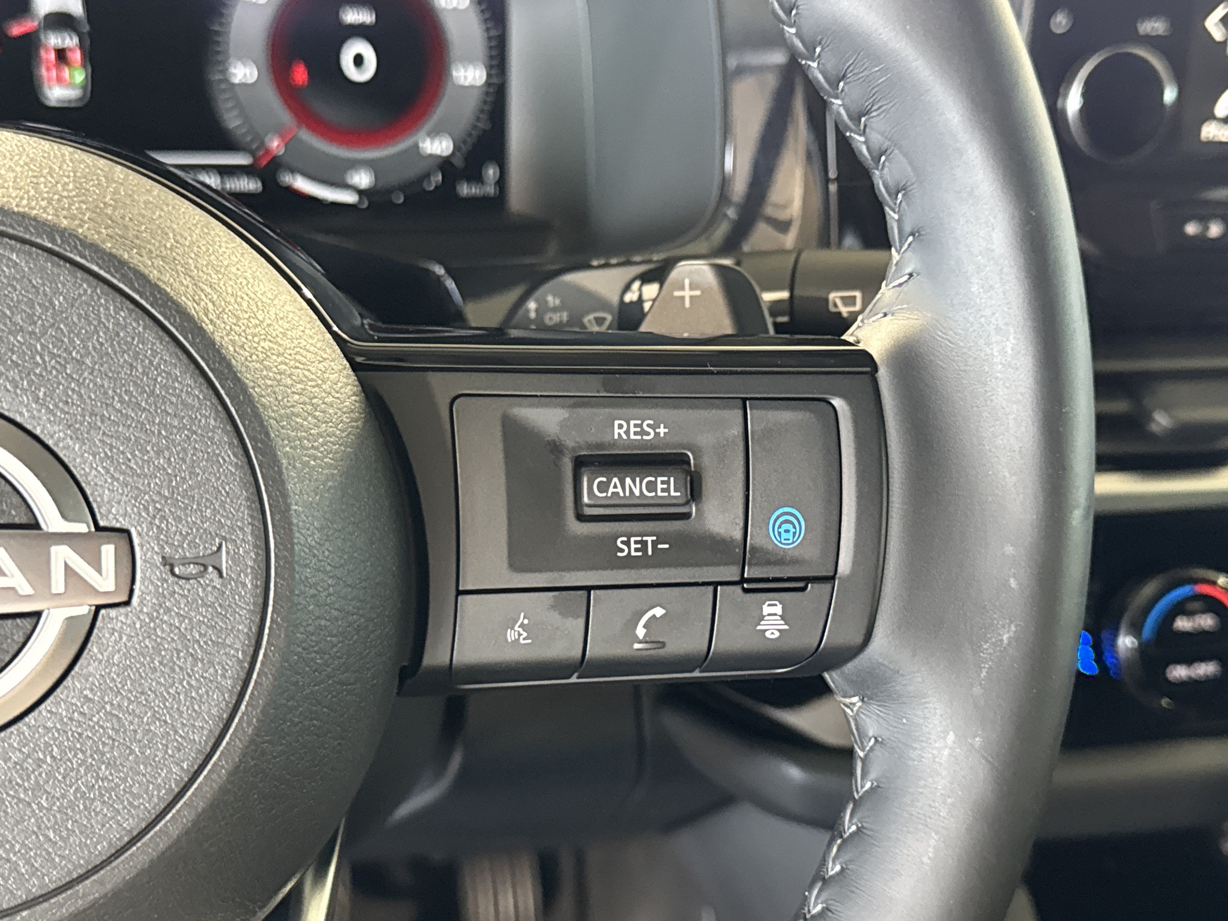 Used 2024 Nissan Pathfinder Platinum FWD image 24