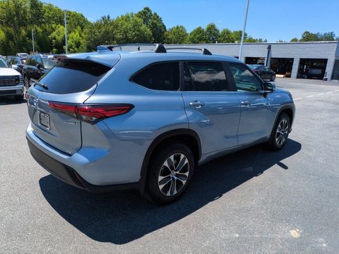 Used 2023 Toyota Highlander XLE AWD/4WD image 9